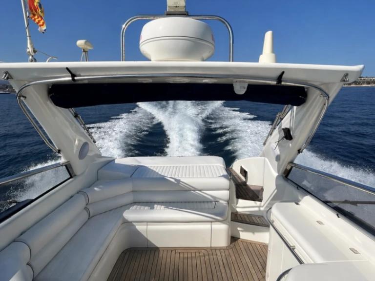 Hire Motorboat Sunseeker with a boat licence