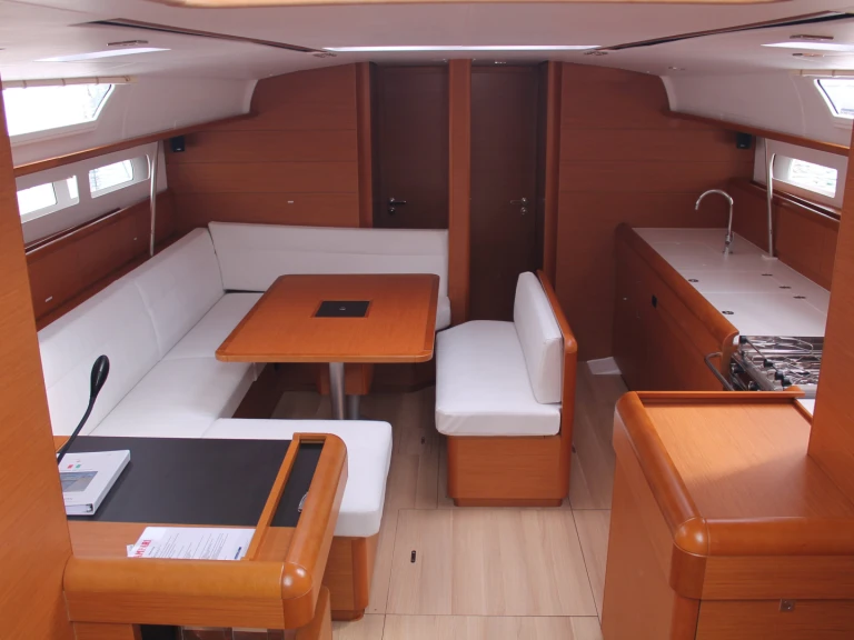 Hire Sailboat with or without skipper Jeanneau Sitges