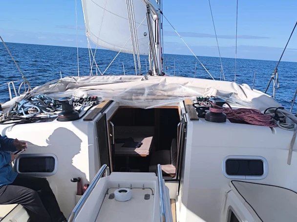 Hire Sailboat Jeanneau with a boat licence