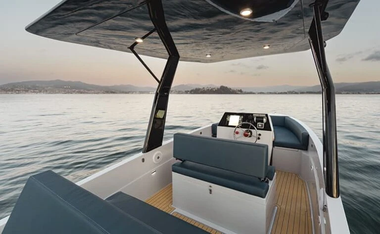 Hire Motorboat Lasai with a boat licence