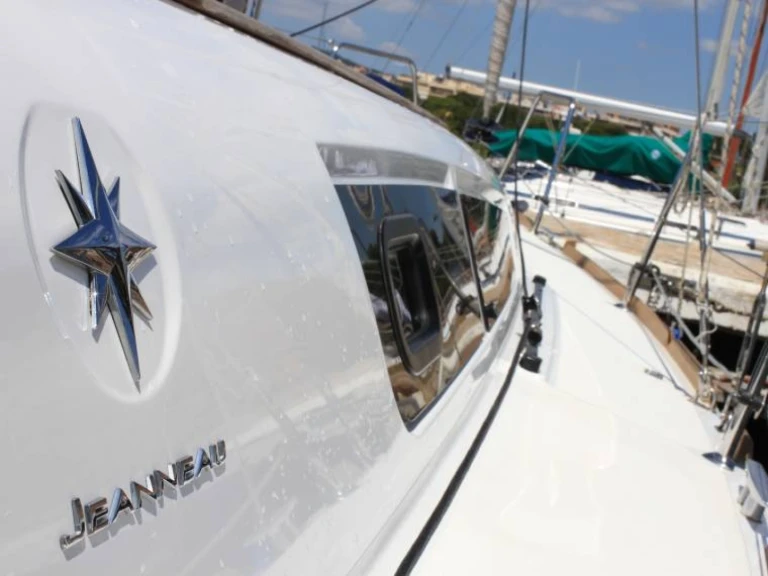 Hire Sailboat with or without skipper Jeanneau Port of Alicante