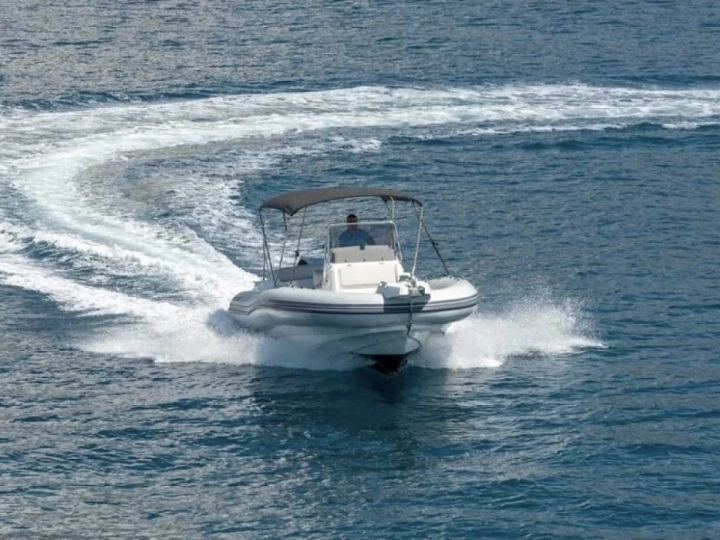 RIB hire in Fréjus - Wellcraft Martinique 2600