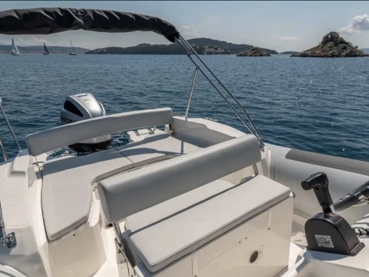 Charter a Wellcraft Martinique 2600 in Fréjus on Samboat