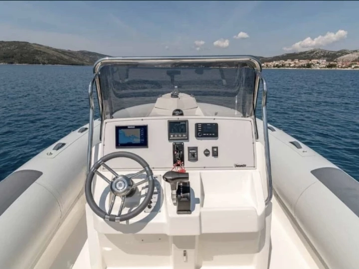 Hire RIB Wellcraft with a boat licence