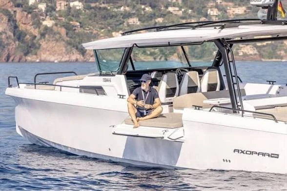 Hire Motorboat Axopar with a boat licence