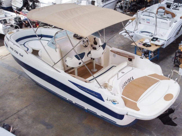 Hire Motorboat Rio with a boat licence