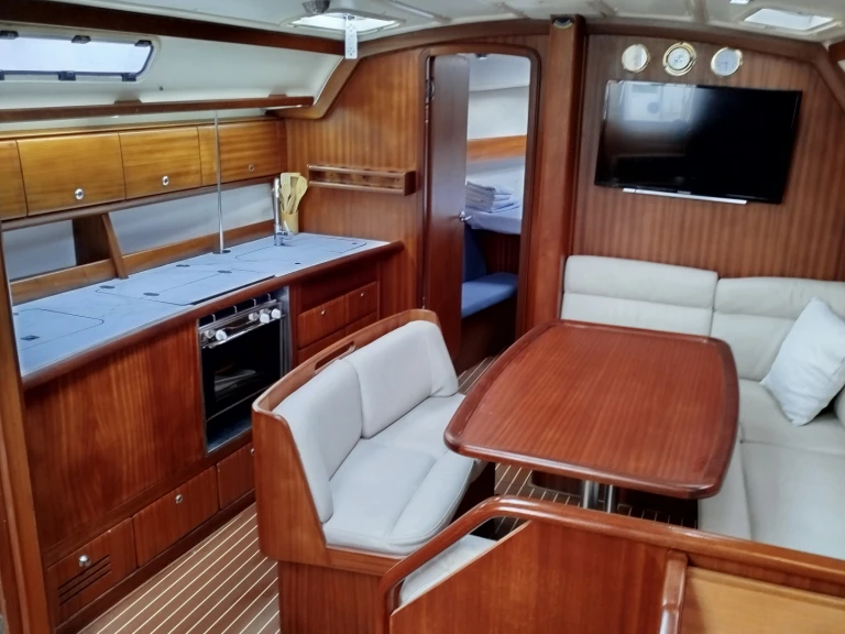 Hire Sailboat Bavaria with a boat licence