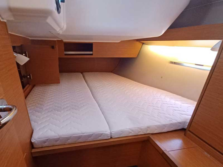 Sailboat to hire Rodi Garganico at the best price