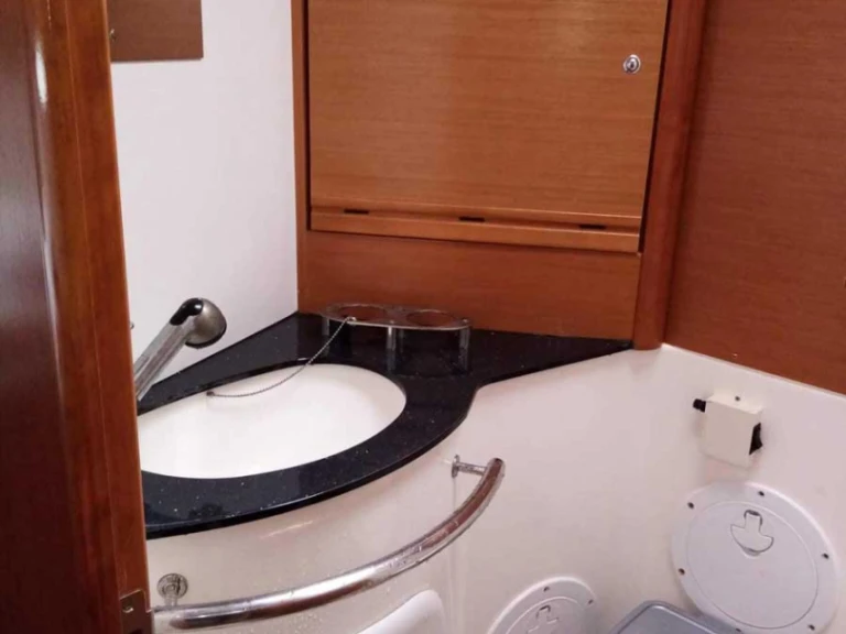 Charter a Bavaria Bavaria 40 Holiday in Rodi Garganico on Samboat