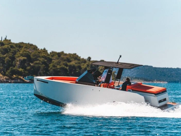 Hire Motorboat De Antonio with a boat licence