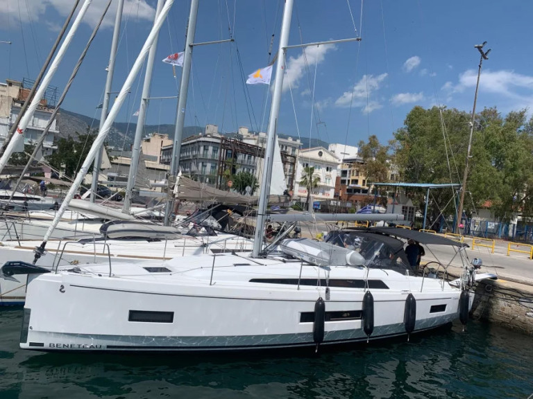 Sailboat to hire Volos at the best price