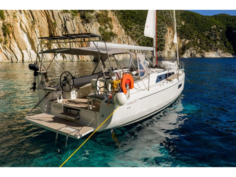 Yacht charter Lefkáda - Bénéteau Oceanis 37.1 on SamBoat