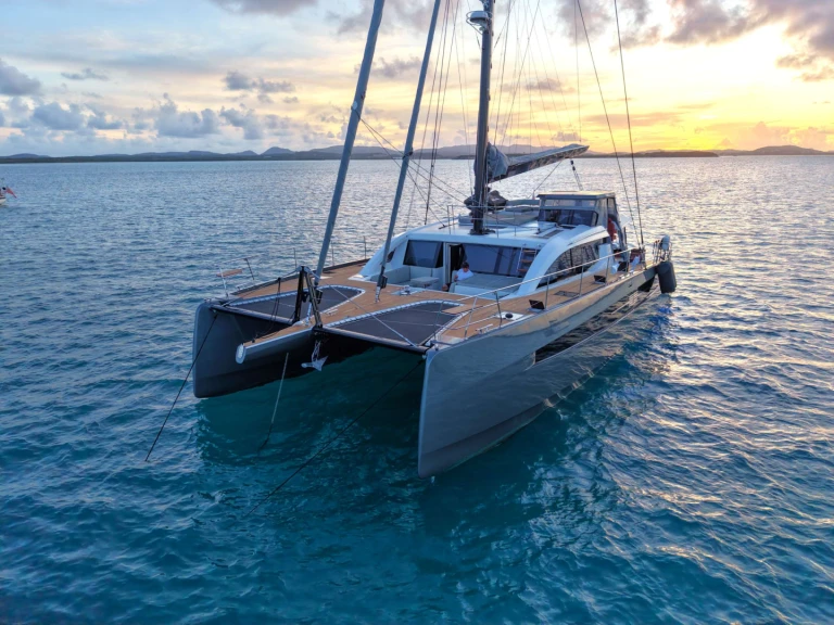 Hire Luxury Yacht Privilege with a boat licence
