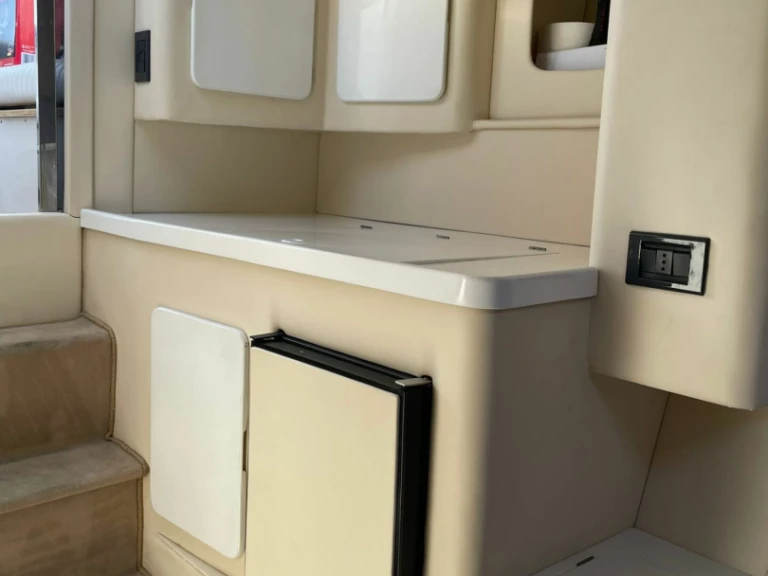 Hire Motorboat Gari Plast with a boat licence