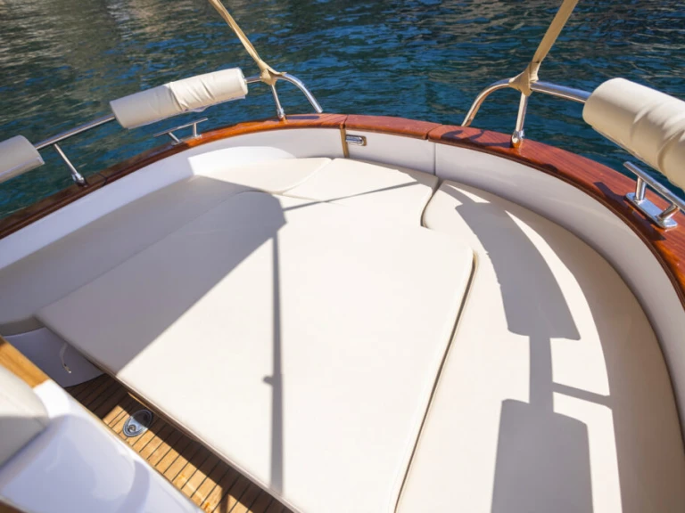 Yacht hire Port Grimaud cheap LIBECCIO 7.5 wa