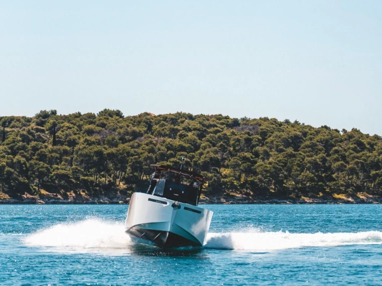 Hire Motorboat De Antonio with a boat licence