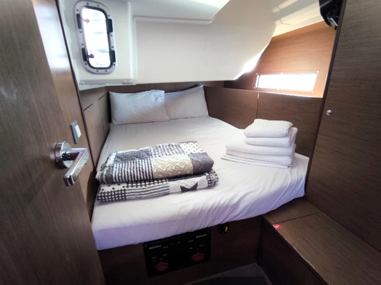 Sailboat to hire Volos at the best price