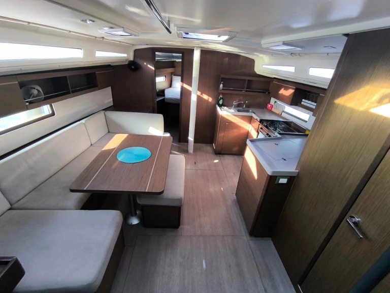 Yacht hire Volos cheap Oceanis 40.1