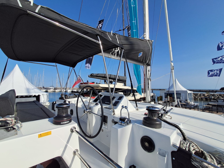 Hire Catamaran Lagoon with a boat licence