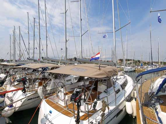 Hire a Bavaria Cruiser 37 Pula