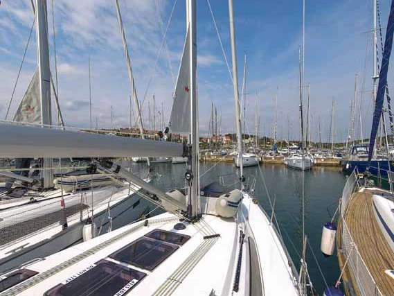 Sailboat hire in Pula - Bavaria Cruiser 37