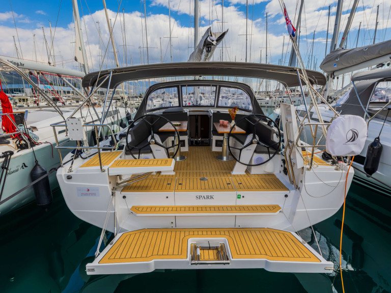 Sailboat to hire Šibenik at the best price