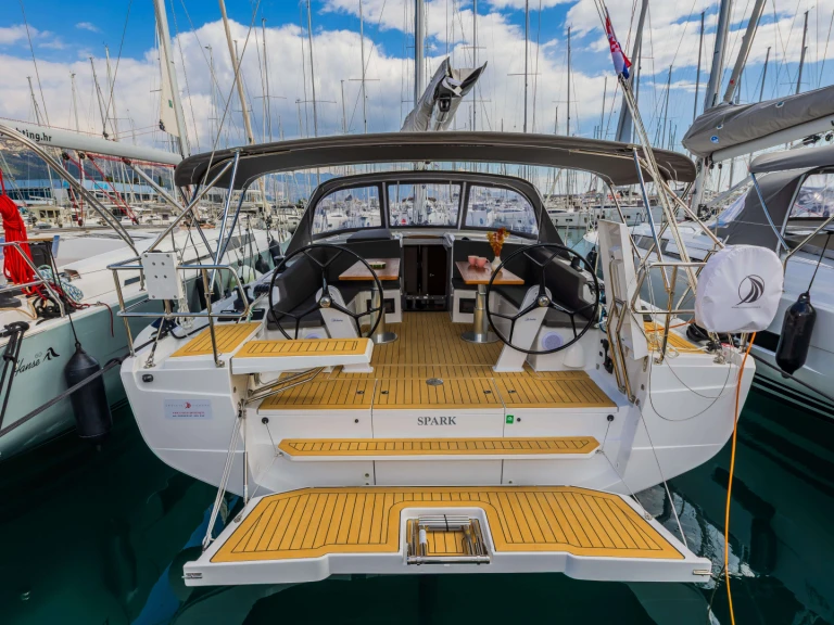 Sailboat to hire Šibenik at the best price