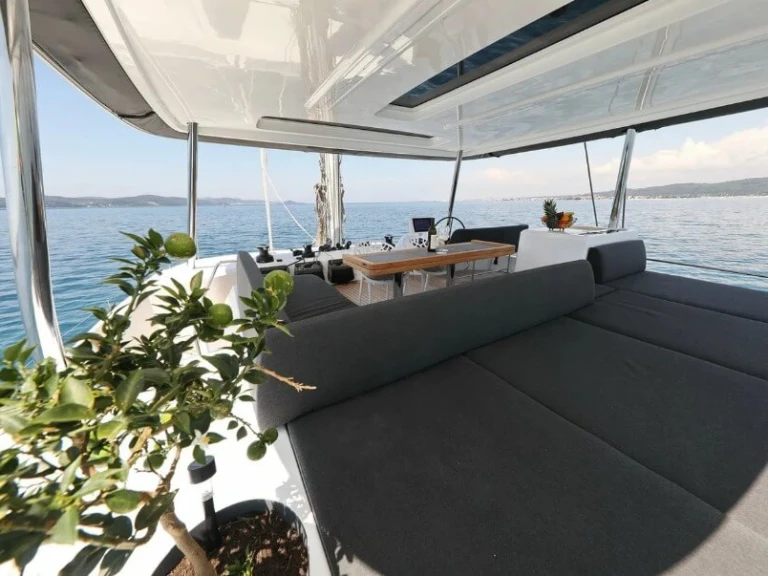 Hire Catamaran Lagoon with a boat licence