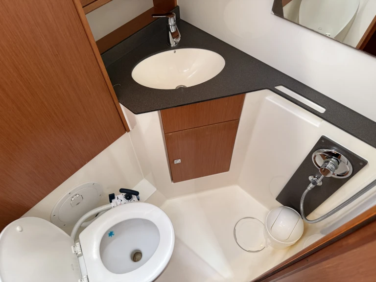 Hire Sailboat Bavaria with a boat licence