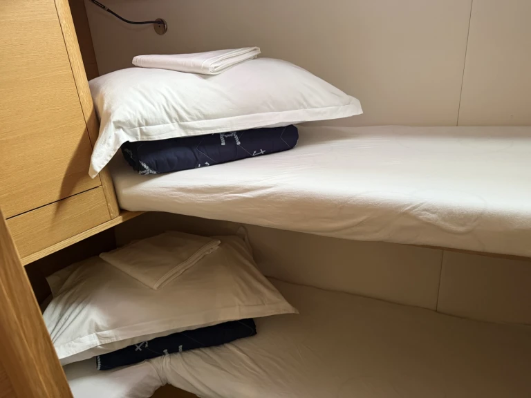 Yacht hire Split cheap Elan E6