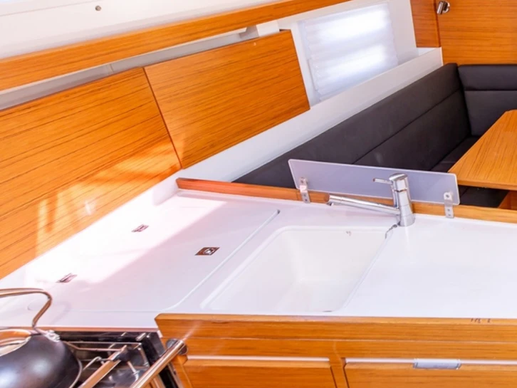 Hire Sailboat with or without skipper Elan Marseille