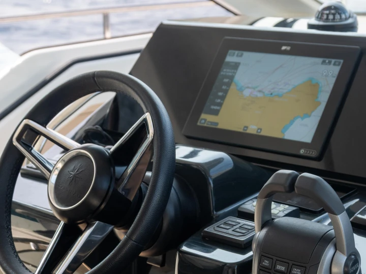 Hire Motorboat Jeanneau with a boat licence