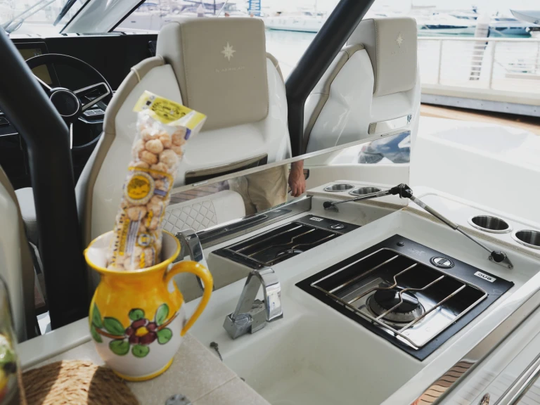 Motorboat to hire Naples at the best price