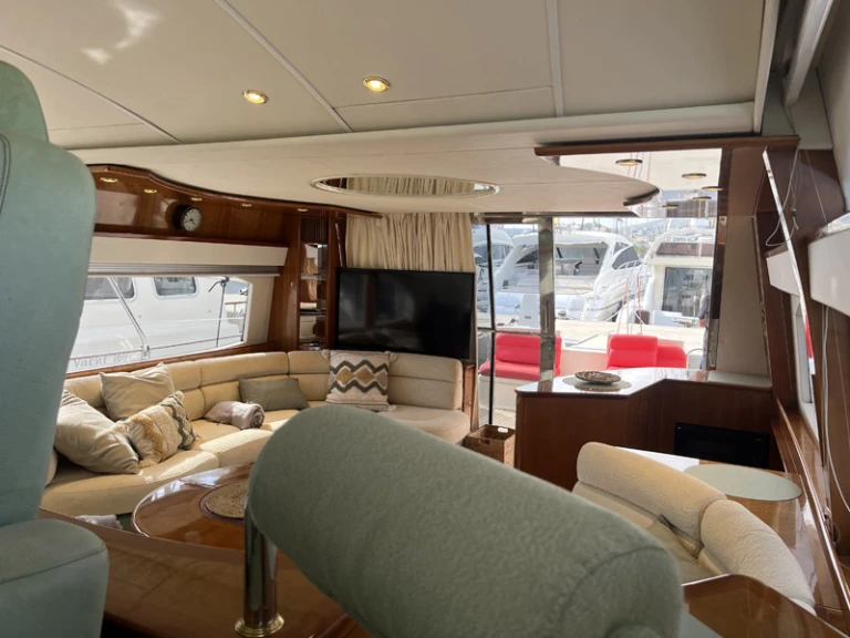 Hire Motorboat Azimut with a boat licence