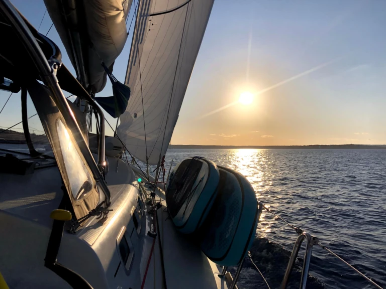 Sailboat to hire Ta' Xbiex at the best price