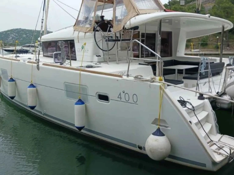 Hire Catamaran Lagoon with a boat licence