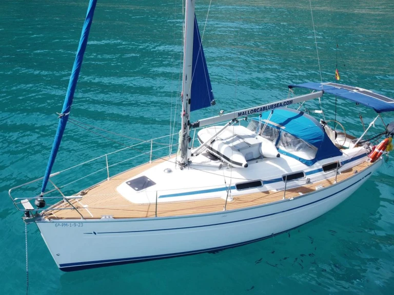 Charter a Bavaria Bavaria 32 Cruiser in Alcúdia on Samboat