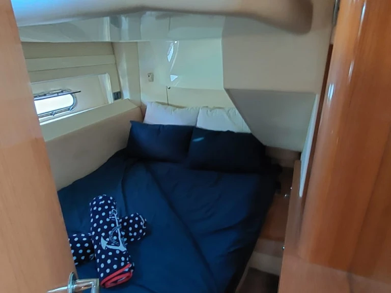 Yacht charter Dubai Marina - Sunseeker Manhattan 66 on SamBoat