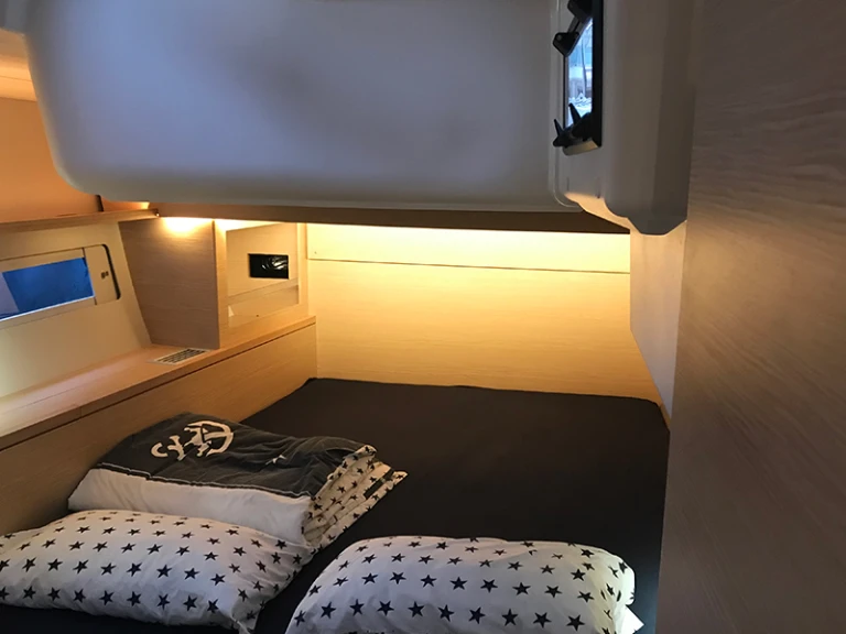 Sailboat hire in Dénia - Dufour Dufour 530