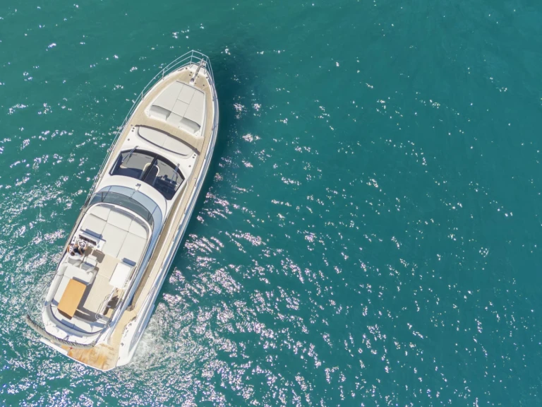 Charter a Azimut Azimut 53 Fly in Tivat on Samboat