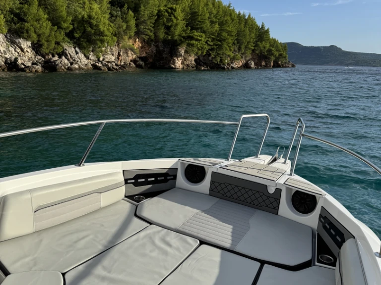 Hire Motorboat Karnic with a boat licence
