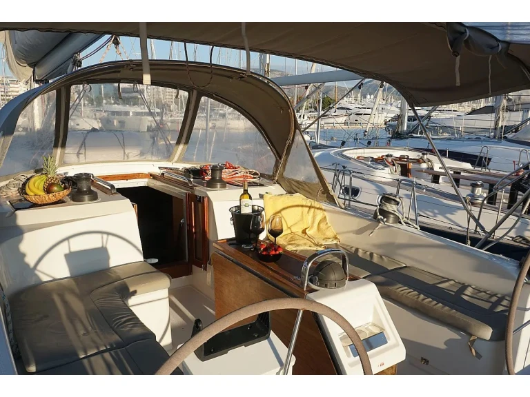 Hire a Bavaria Bavaria Cruiser 51 (5 cab.) Alimos