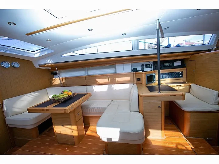 Hire Sailboat Jeanneau with a boat licence