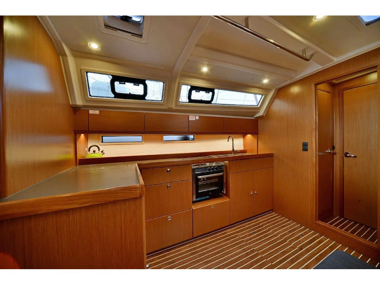 Sailboat to hire Alimos at the best price