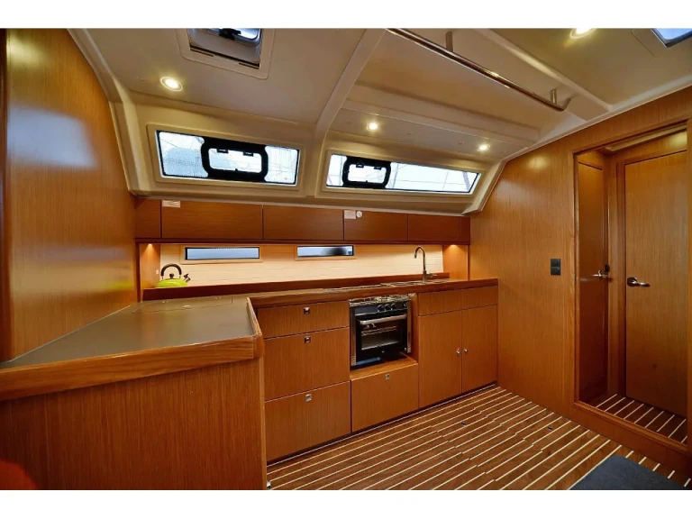 Sailboat to hire Alimos at the best price