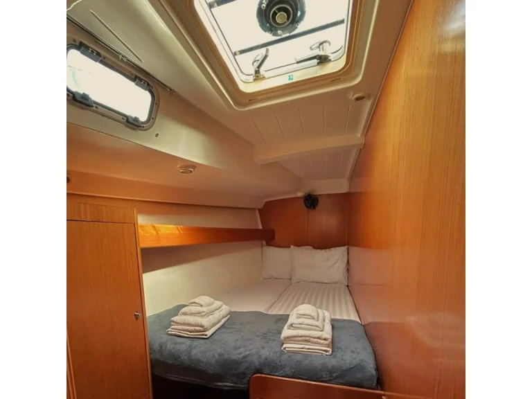 Sailboat to hire Alimos at the best price
