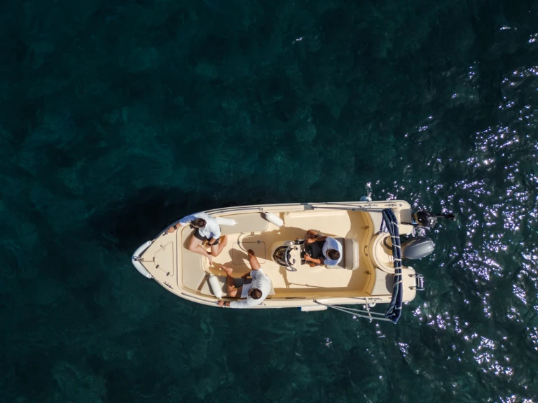 Hire Motorboat Storm Boats with a boat licence