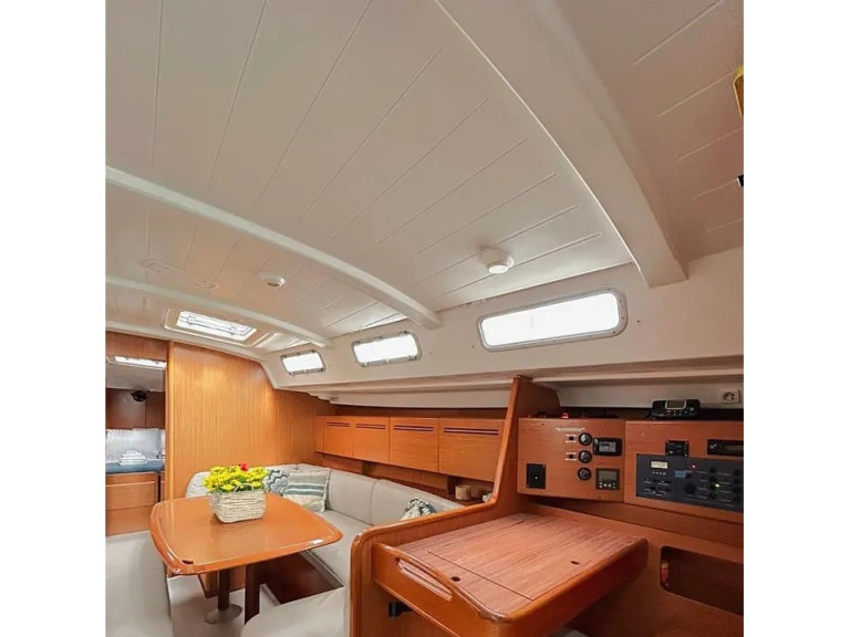Sailboat to hire Alimos at the best price