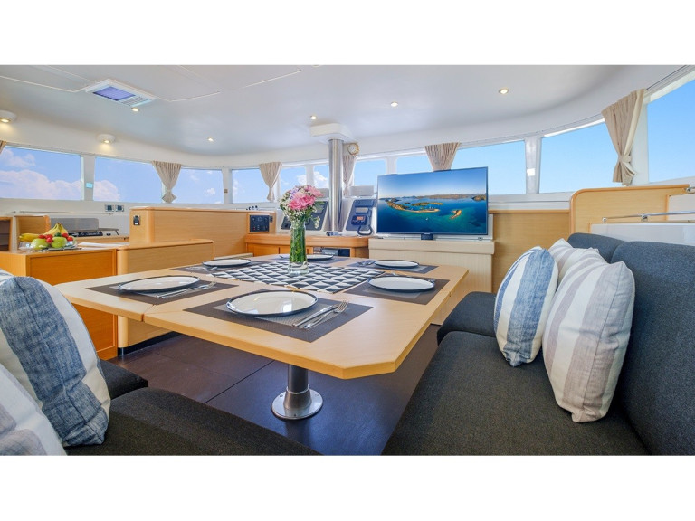 Charter a Lagoon Lagoon 500 (6 cab) in Alimos on Samboat