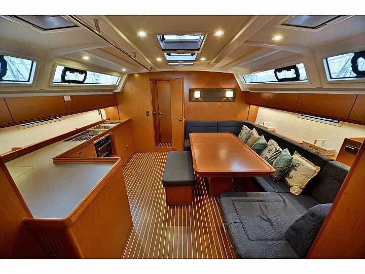 Hire Sailboat Bavaria with a boat licence